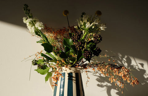 Fleurs dans un vase en céramique
